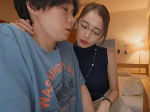 Chồng bị "cắm sừng" vì cho vợ đi làm người mẫu đồ lót