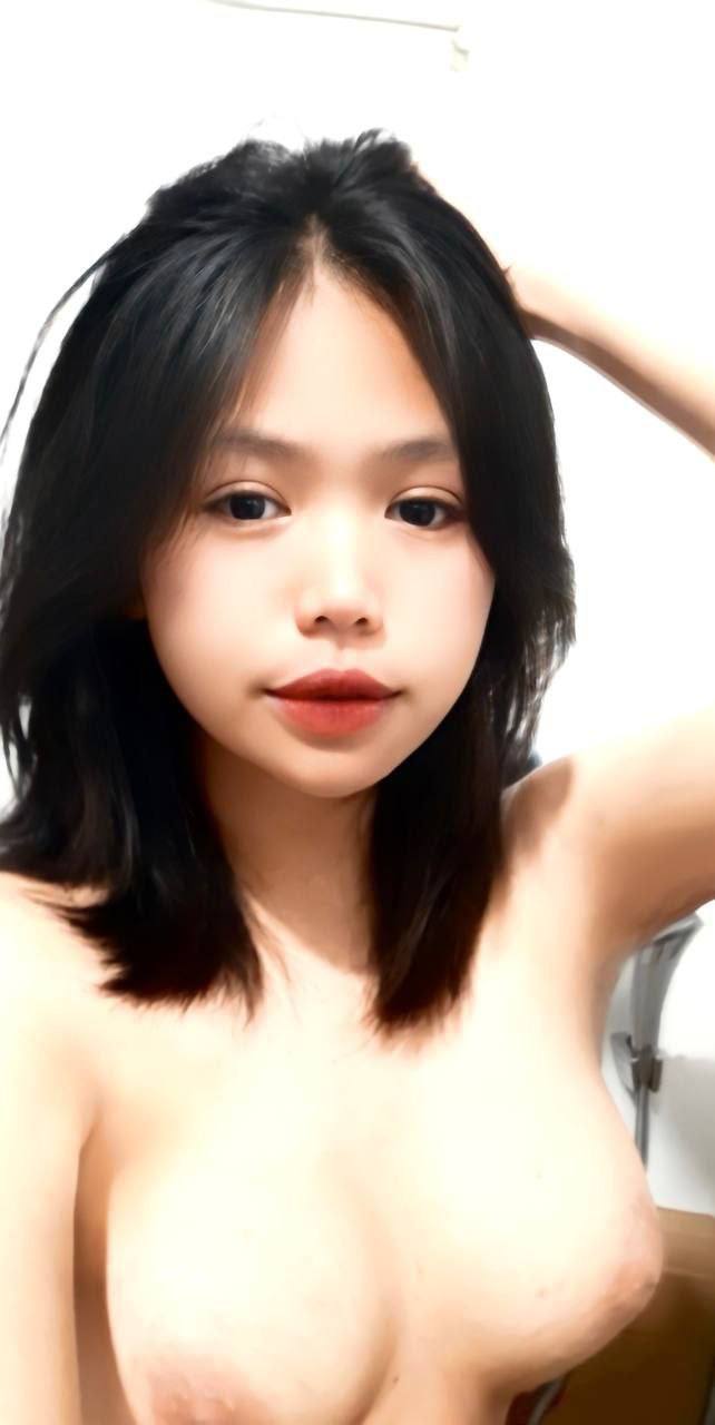 Bú cái lồn hồng hào của em trong phòng khách