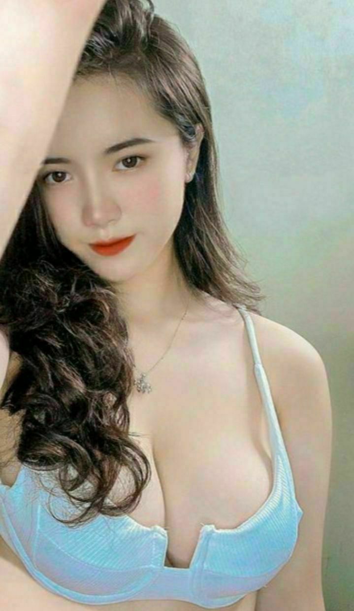 Tiểu yêu nữ Nam Kinh thật là điệu đà, dáng người cao ráo, nàng nhẹ nhàng liếm con cặc to của đại ca, nằm trên người đại ca để đút cho đại ca ăn